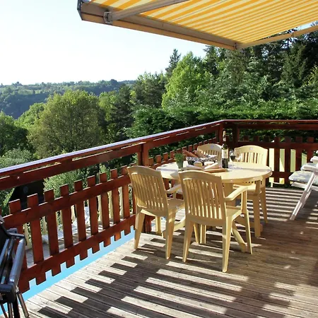 Poolside Bliss Near Дом отдыха Beaulieu (Cantal)