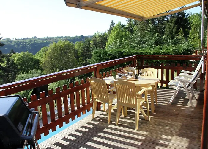 Poolside Bliss Near بيت للعطل Beaulieu (Cantal)